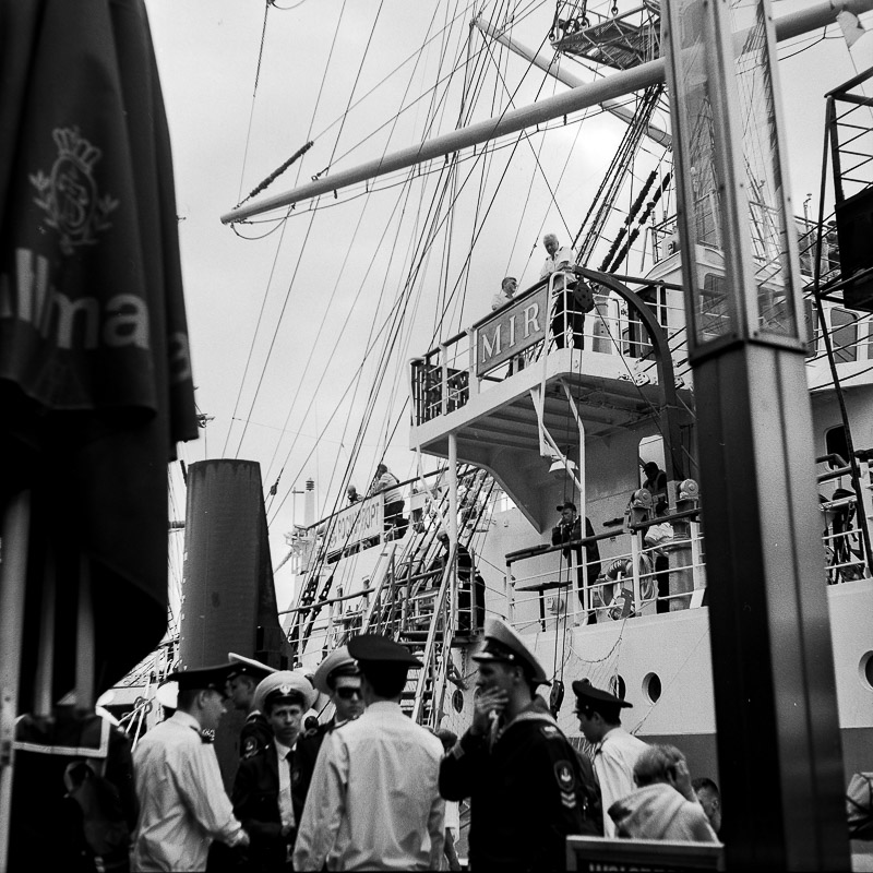 Segelschulschiff MIR an den Landungsbrücken in Hamburg